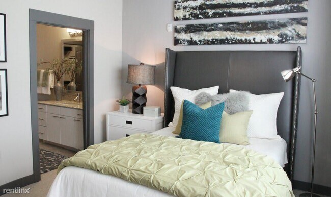 Foto del edificio - 1 br, 1 bath Apartment - 2525 Wycliff Ave 696
