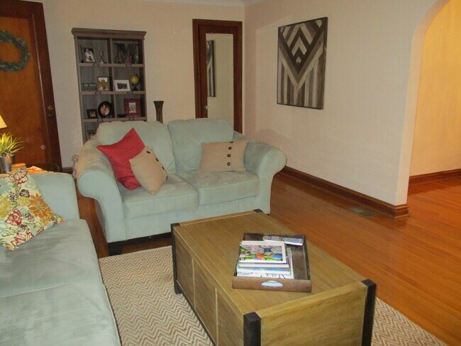 Foto del edificio - 7562 Hoover Ave