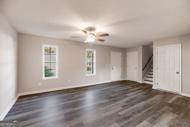 Foto del edificio - 380 River Trace Dr