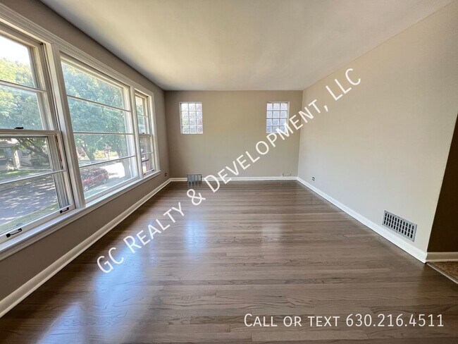 Building Photo - ***JEFFERSON PARK / 2 BDRM - 1 BTH / CENTR...