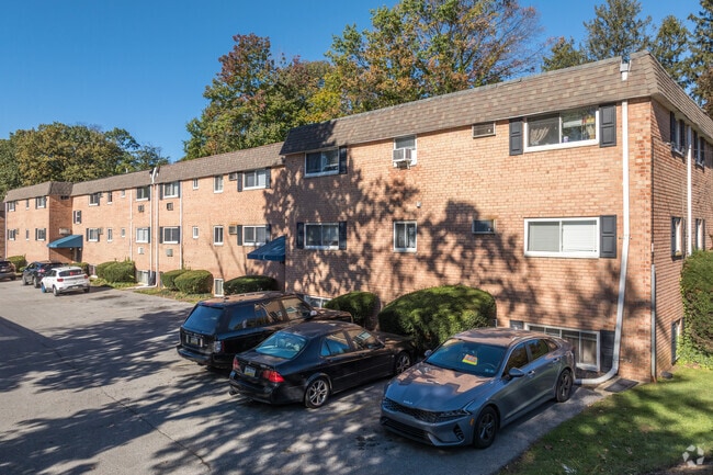 Building Photo - Landon Court Apartments