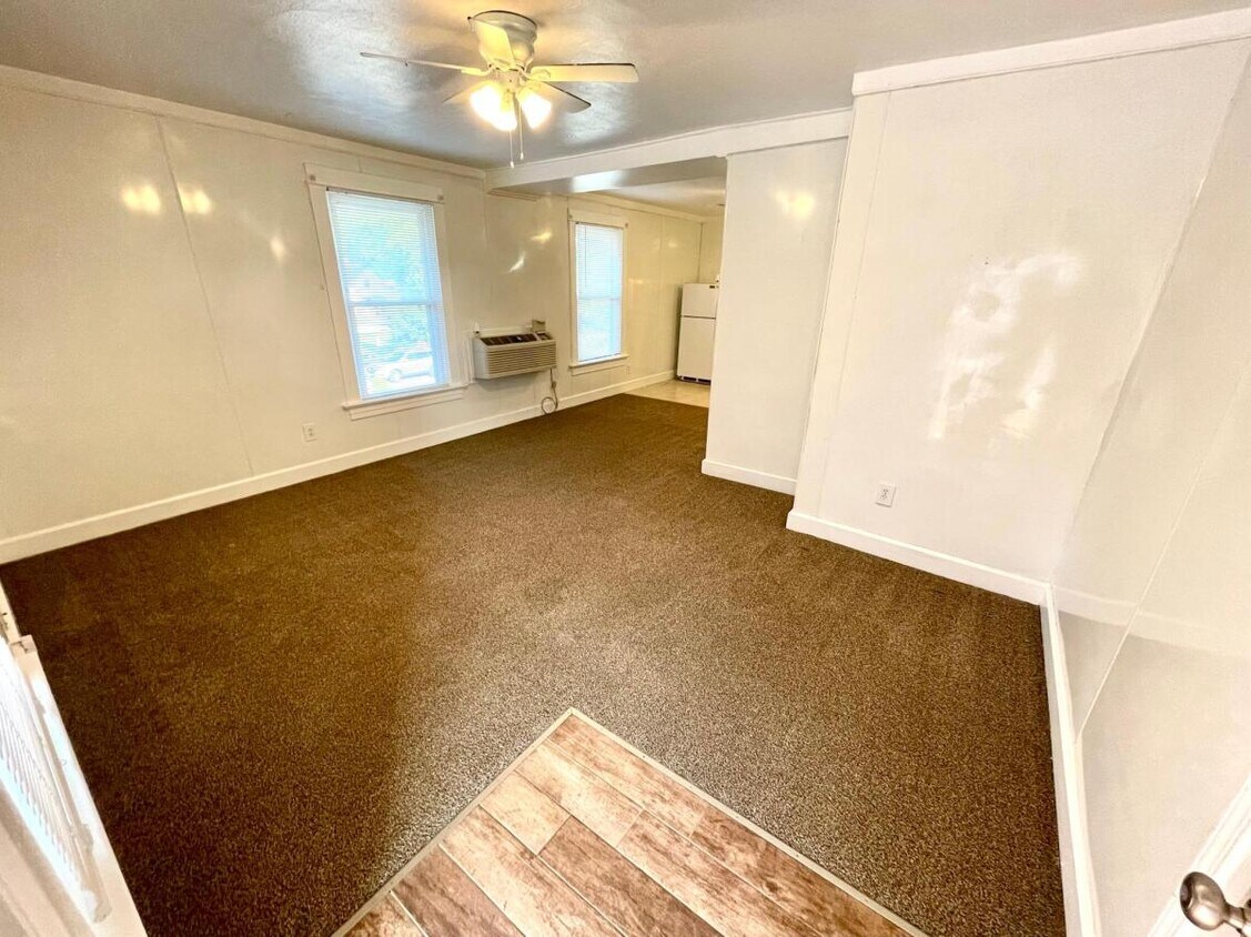 230 S Buchanan St Unit C, Edwardsville, IL 62025 Room for Rent in