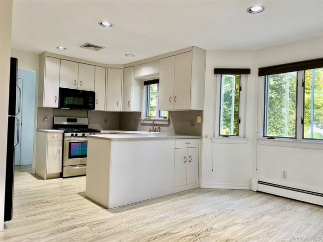 Building Photo - 21 Fairway Dr