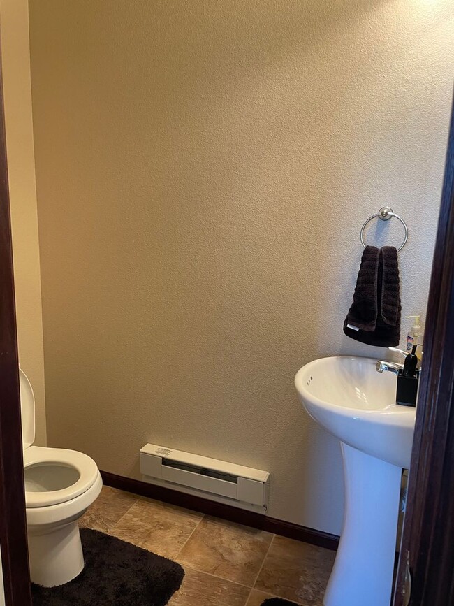 Building Photo - Spacious 2 Bedroom Twinhome SORRY NO PETS!!