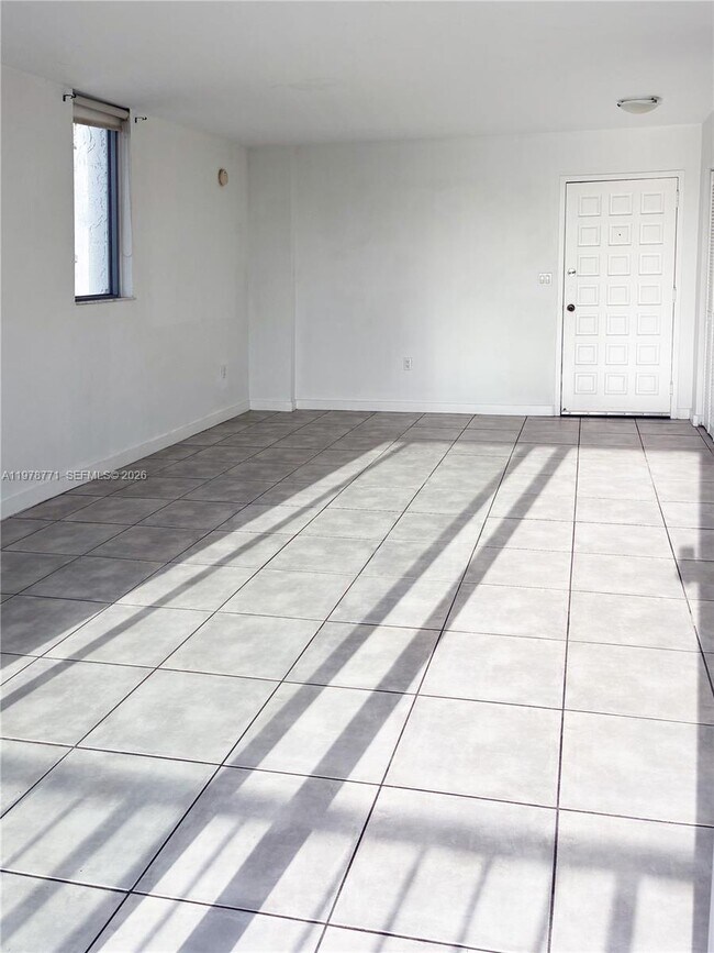 Foto del edificio - 650 NE 64th St