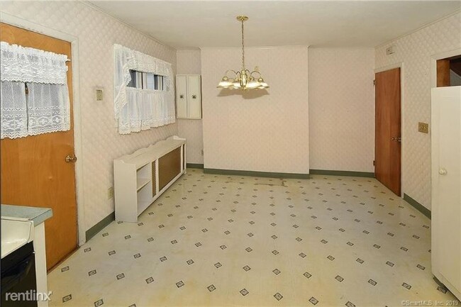 Building Photo - 3 br, 1 bath Townhome - 48 Hartford Ave