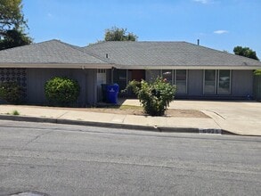 Building Photo - 6925 Hyde Park Dr