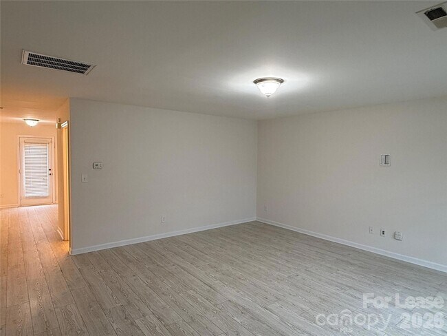 Foto del edificio - 4820 Lynn Lee Cir