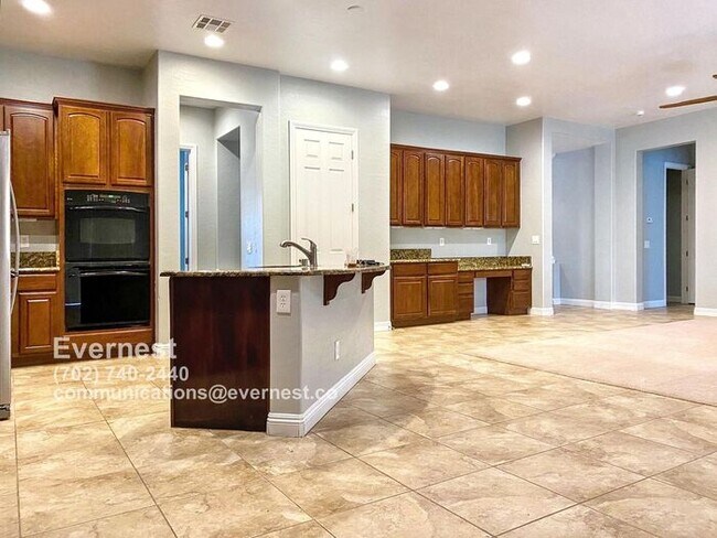 Foto del edificio - Stunning 5-Bedroom Home with Fireplace and...