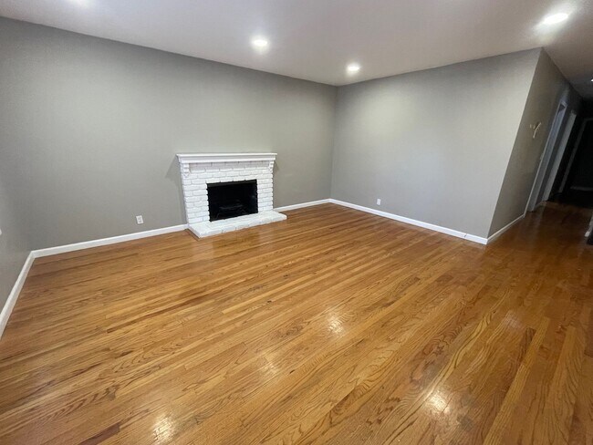 Foto del edificio - Spacious house with Skylights, Hardwood floors, Family room and Gardener