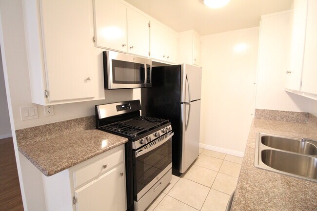 Building Photo - 1530 S Saltair Ave