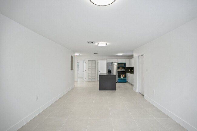 Foto del edificio - 5823 NW 30th Ave
