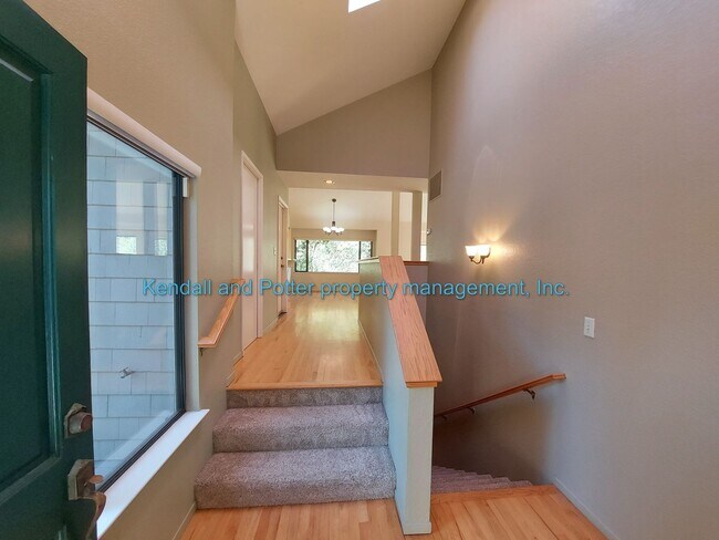 Building Photo - Spectacular 4 bed/3.5 bath Large Home In R...