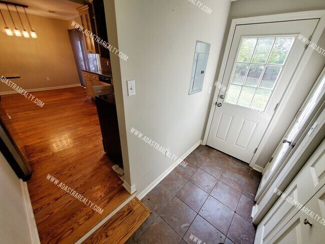 Building Photo - Beautiful Home in Mission, KS-Available NO...