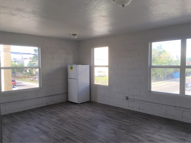 Foto del edificio - 240 NW 8th Ave