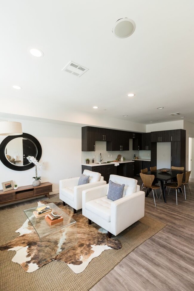 Interior Photo - 14827 Victory