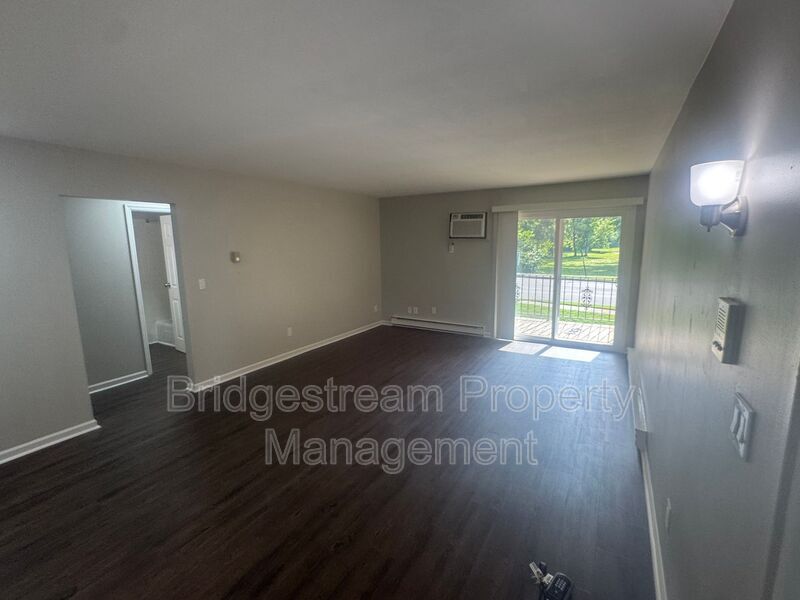 Foto principal - 481 N Broadway St