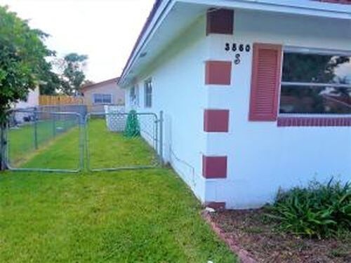 Foto del edificio - 3860 NW 110th Ave