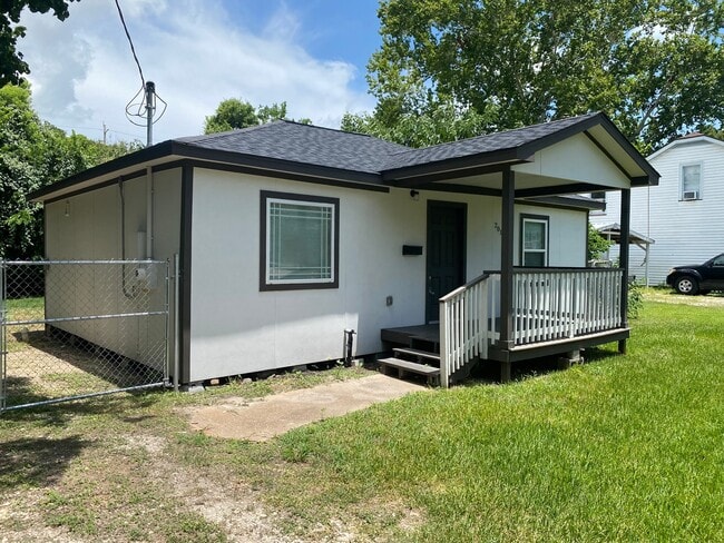 Building Photo - 2016 Magnolia Dr