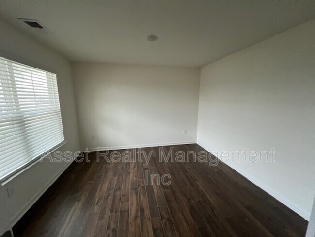 Building Photo - 305 Aspen Dr