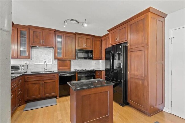 Foto del edificio - 803 W 48th St