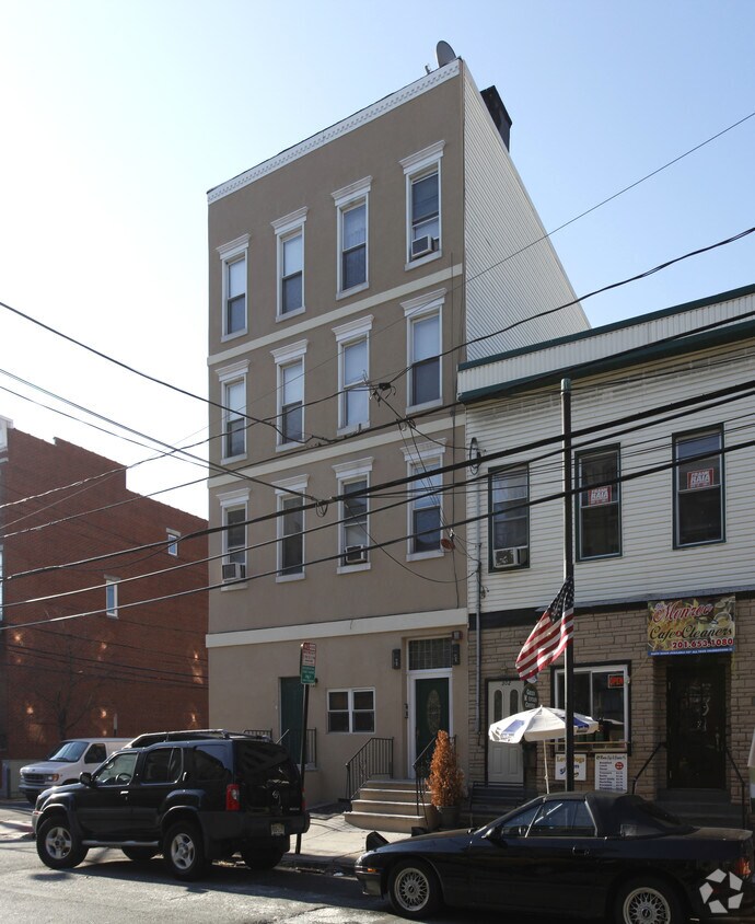 Building Photo - 300 Monroe St
