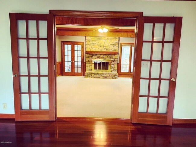 Foto del edificio - Check Out This Stunning & Rare Lake Forest Rental!