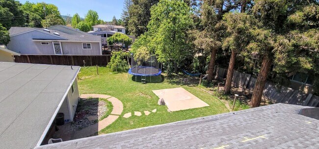 Vista general del patio trasero (aérea) - 514 Osborn Ln