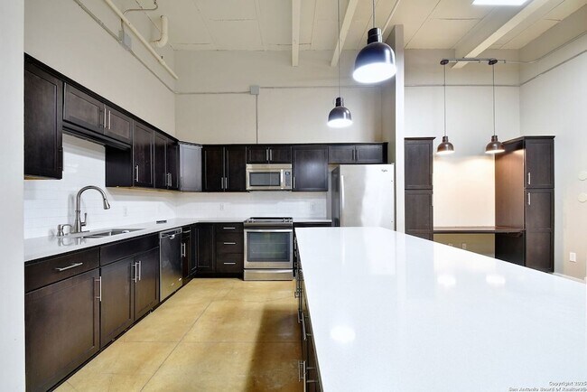 Foto del edificio - 3363 E Commerce St