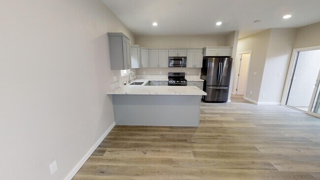 Building Photo - One Story 4BD/2BA w/ Private Yard!!