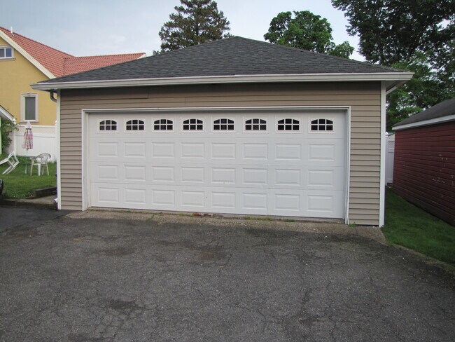 Garage - 368 Rochelle Ave