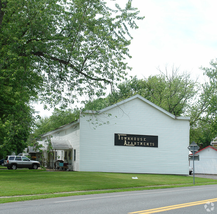 Building Photo - Townhouse Apartments