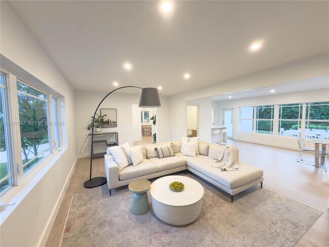 Foto del edificio - 1300 NE 102nd St