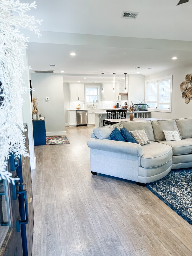 Sala de estar, comedor y cocina de concepto abierto - 303 Woodland Shores Rd