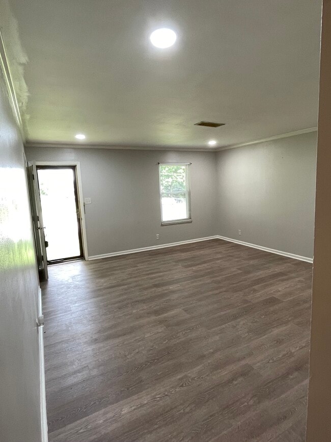 Building Photo - 402 Schenkel Ln