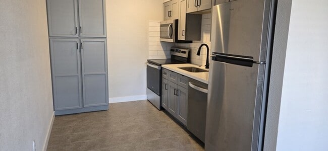 Building Photo - Newly Remodeled Single Story 2-Bed 1-Bath Apartment