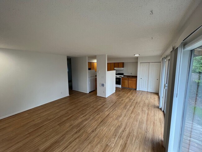 Foto del edificio - Townhome 2x1.5. Private back patio. Rent i...