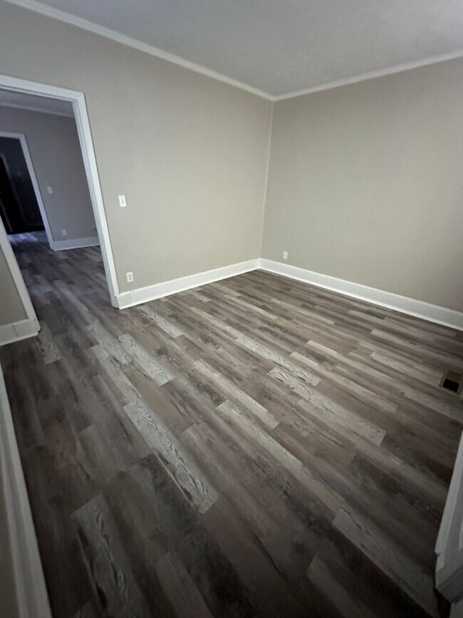 Foto del edificio - Single Level 1 BD + bonus room. NEW EVERYT...