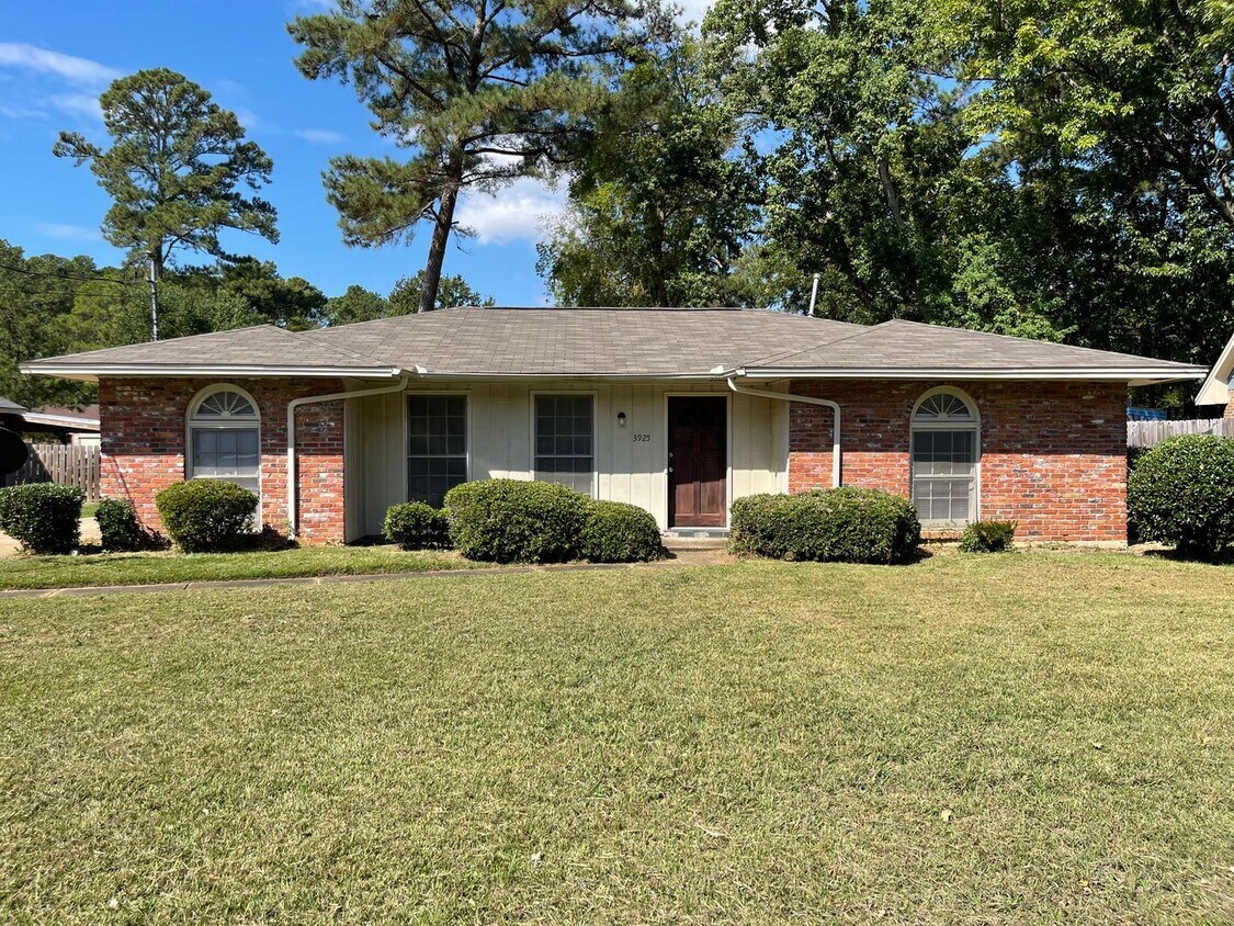 Primary Photo - Ranch 3-Bedroom home !!