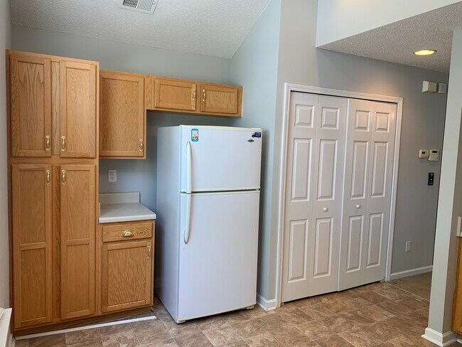 Building Photo - Townhouse in the Old Stone Crossing Community