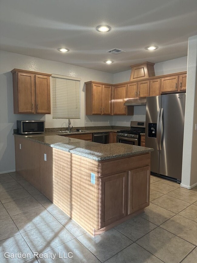Building Photo - 3 br, 2.5 bath House - 7481 S Pioneer Way