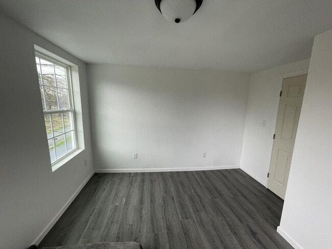 Building Photo - 252 River Rd