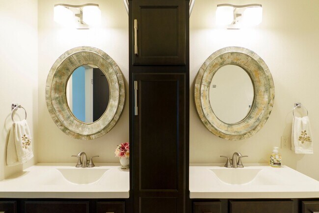 Foto del edificio - 3 Bedroom Townhome Available August 1st, 2026