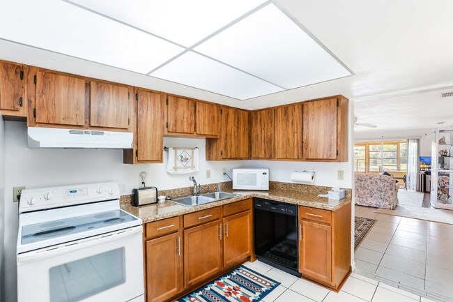 Building Photo - 504 SE 6th Ter