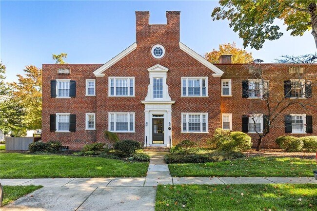 Foto del edificio - 27 W Locke Ln