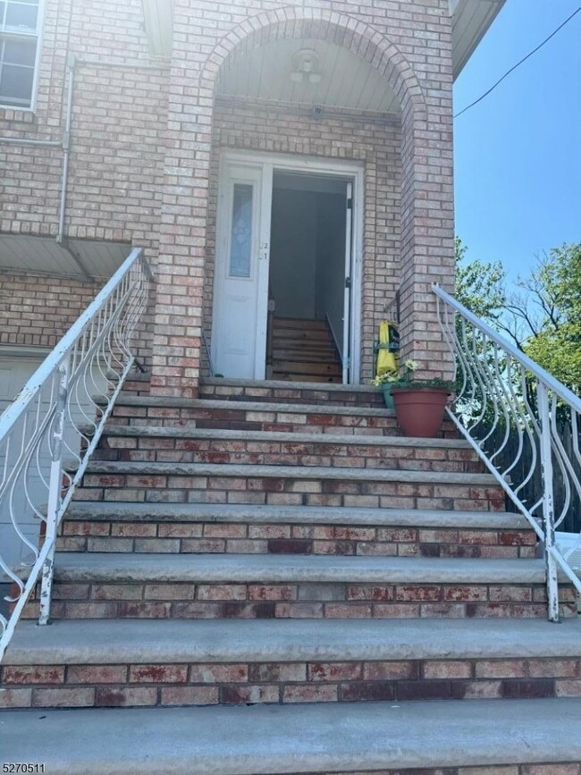 Building Photo - 338 Bond St
