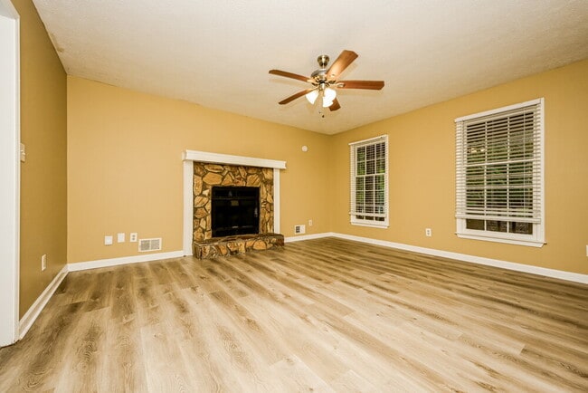 Foto del edificio - 240 Brookclear Ln