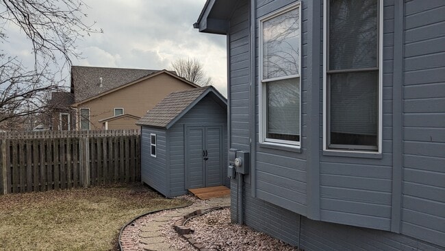 Building Photo - 9513 S 26th Ave