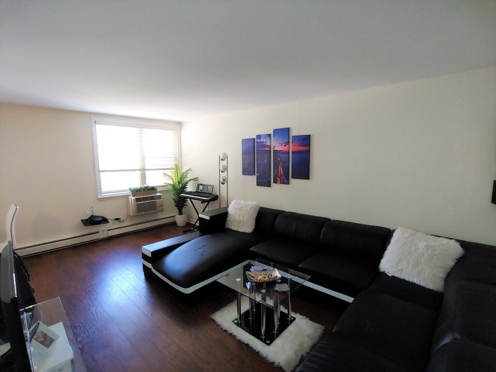 Primary Photo - Beautiful Edgewater One Bedroom