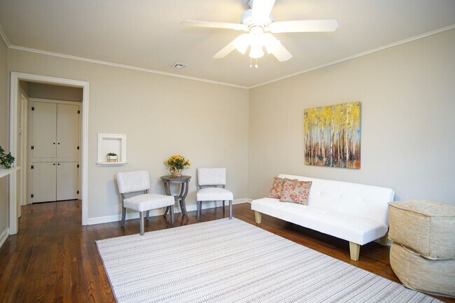 Foto del edificio - Gorgeous duplex unit on large lot with garage -- NO PETS ALLOWED